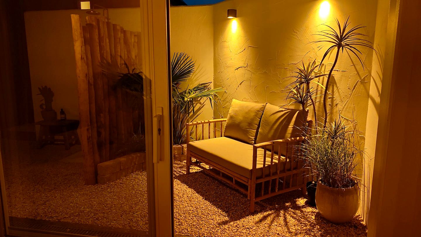 Het terras 's avonds, warm verlicht