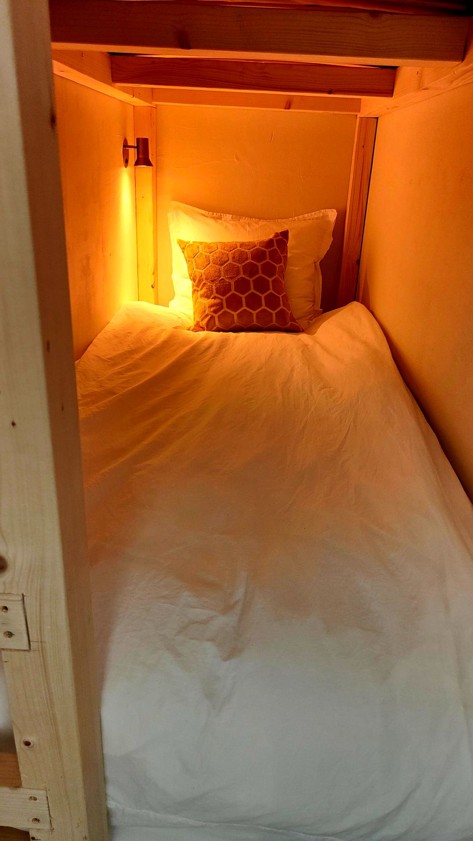 Het stapelbed met warm leeslampje